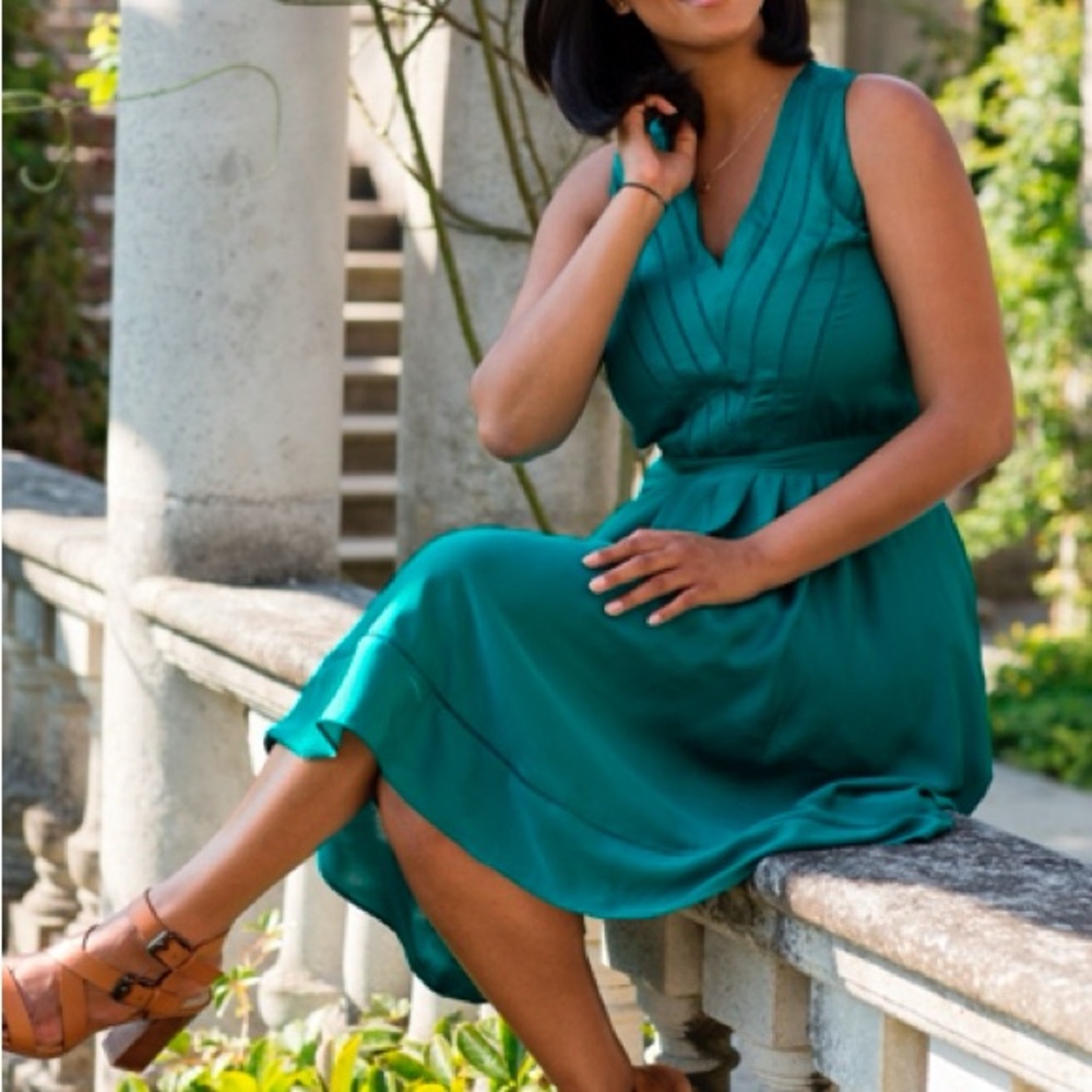 Banana Republic 12 Tall Satin Green V Neck Midi Dress w Pockets
